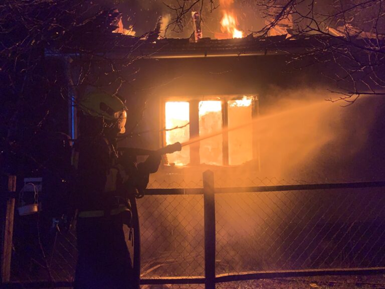 Riasztó lakástűz történt csütörtök hajnalban – egy rendőr is berohant az égő házba