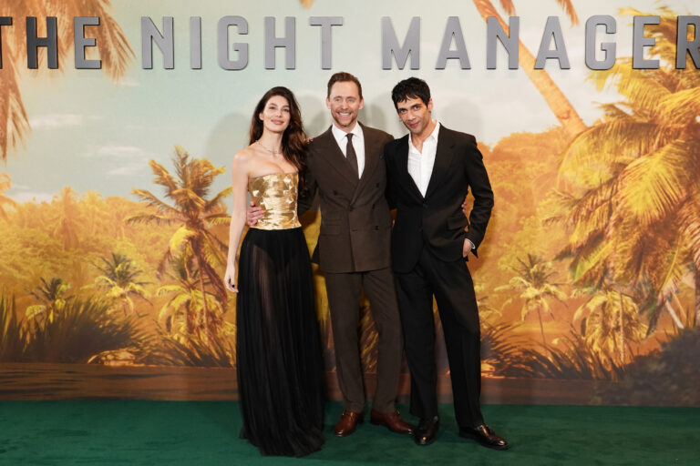 Tom Hiddleston kémthrillere 10 év várakozás után is hibátlan