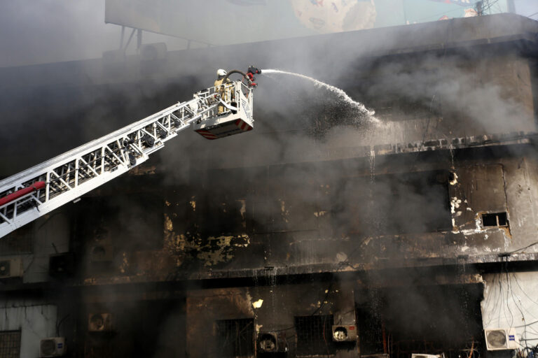 11-re emelkedett a halálos áldozatok száma a kigyulladt bevásárlóközpontban