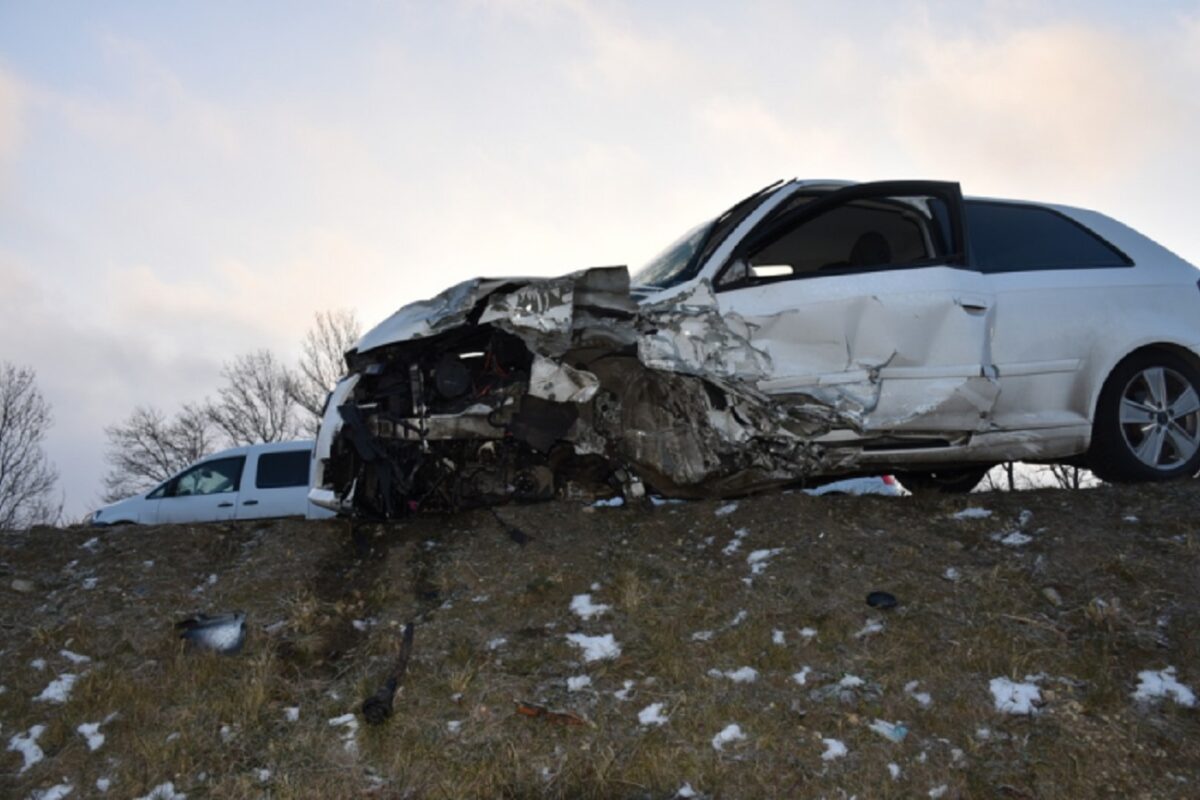 Hatalmas frontális balesetet okozott egy 30 éves férfi, majd simán elsétált a helyszínről