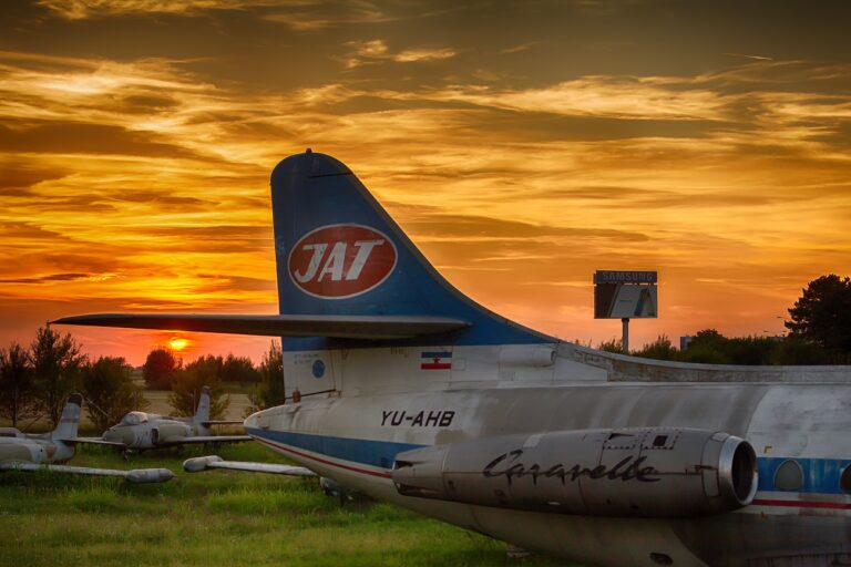 10 ezer métert zuhant egy utasszállító – egyetlen stewardess maradt életben