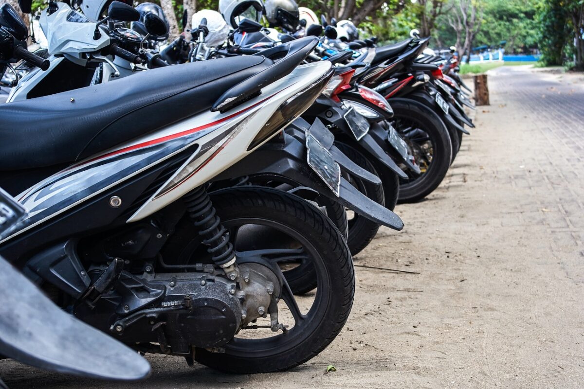 Elgázoltak egy fiatal robogós párt – a férfi a helyszínen meghalt, az anya életéért még küzdenek