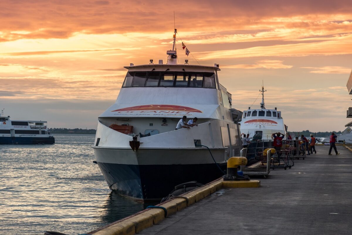 Lesújtóan indult a hétfő – elsüllyedt egy komp, 15-en meghaltak, sokan eltűntek