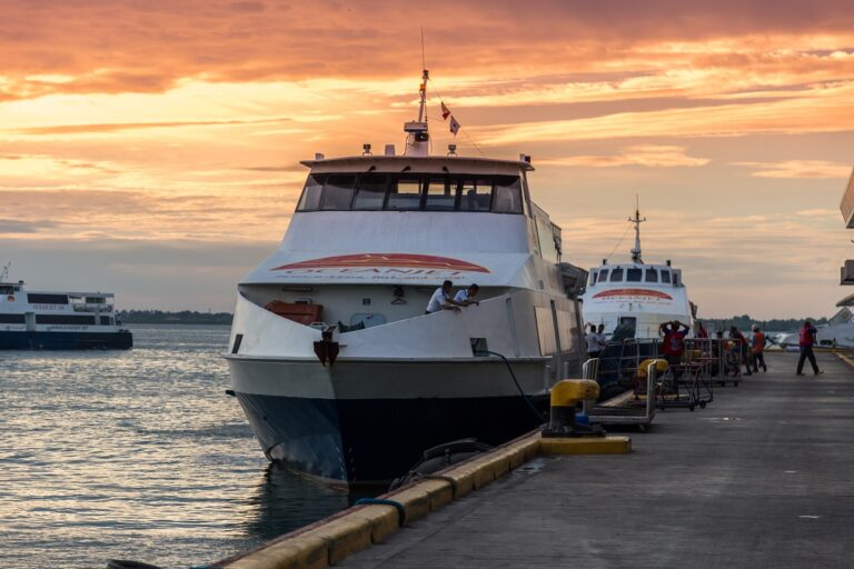 Lesújtóan indult a hétfő – elsüllyedt egy komp, 15-en meghaltak, sokan eltűntek