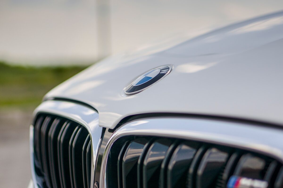 3 tinédzser halt meg egy esti autóbalesetben – teljesen összeroncsolódott a BMW