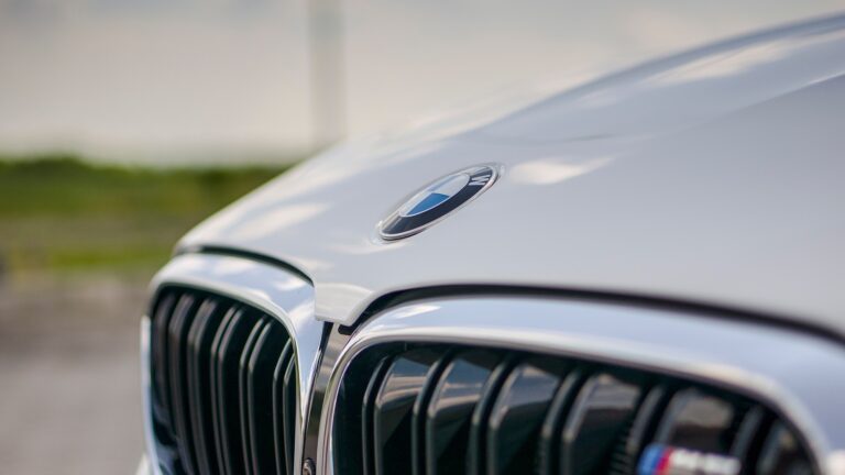 3 tinédzser halt meg egy esti autóbalesetben – teljesen összeroncsolódott a BMW