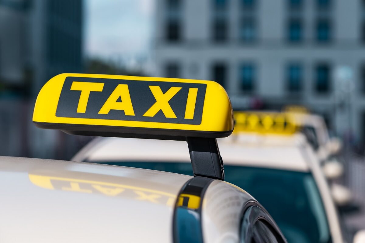 Elütött két iskolás gyereket egy taxis, majd segítségnyújtás nélkül továbbhajtott