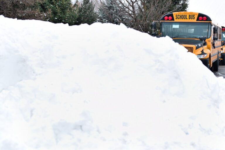 Kritikus állapotba került egy 8 éves diák, miután kiesett egy iskolabuszból