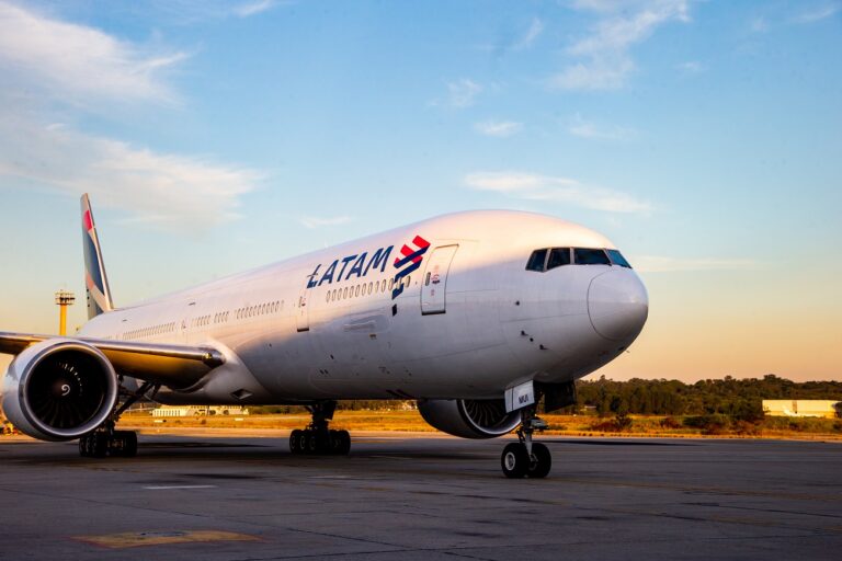 Drámai módon landolt egy utasszállító – az összes hátsó kerék kidurrant