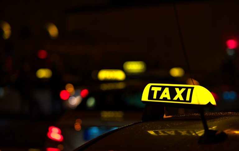 Halálos taxis baleset történt az éjjel – egy 65 éves utas vesztette életét