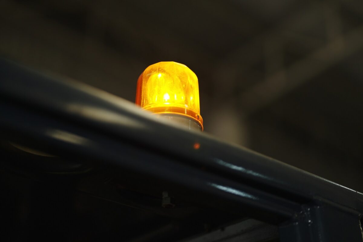 Horrorkaraván Nyárlőrincen – jogosítvány nélküli traktor húzott autókat