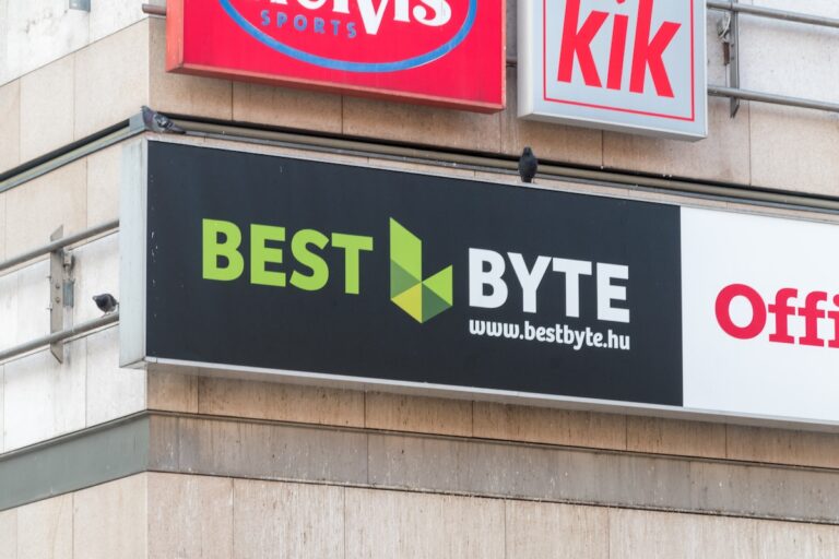 Válságba került a népszerű magyar műszaki áruházlánc, bezárásokkal és elbocsátásokkal próbál túlélni