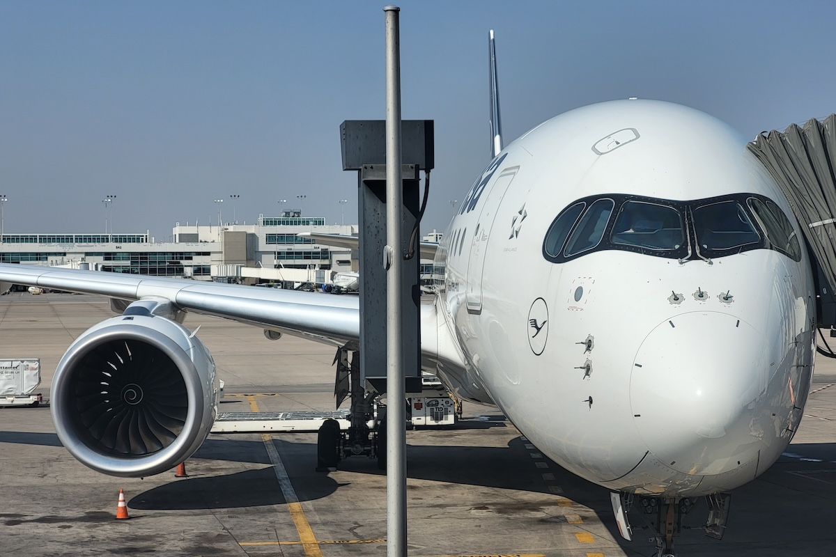 Szigorít a szabályokon az egyik legnagyobb légitársaság – ez mindenkit érinthet!