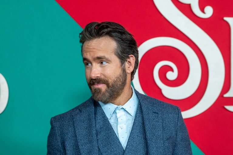 Ryan Reynolds 183 millió dolláros akcióvígjátékán sírva nevetünk, annyira jó