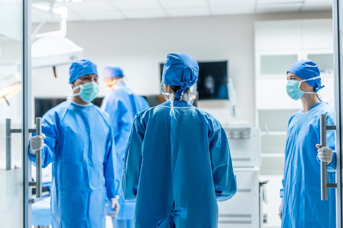 Több egészségügyi intézményben is kötelezővé tették a maszkviselést