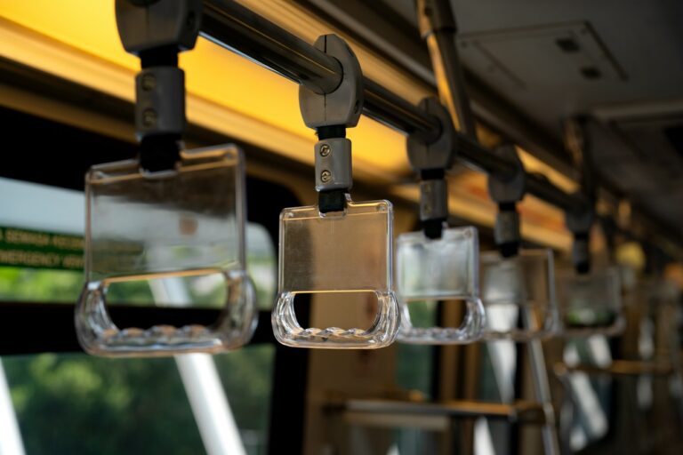 Lezuhant egy utasokkal teli busz egy felüljáróról