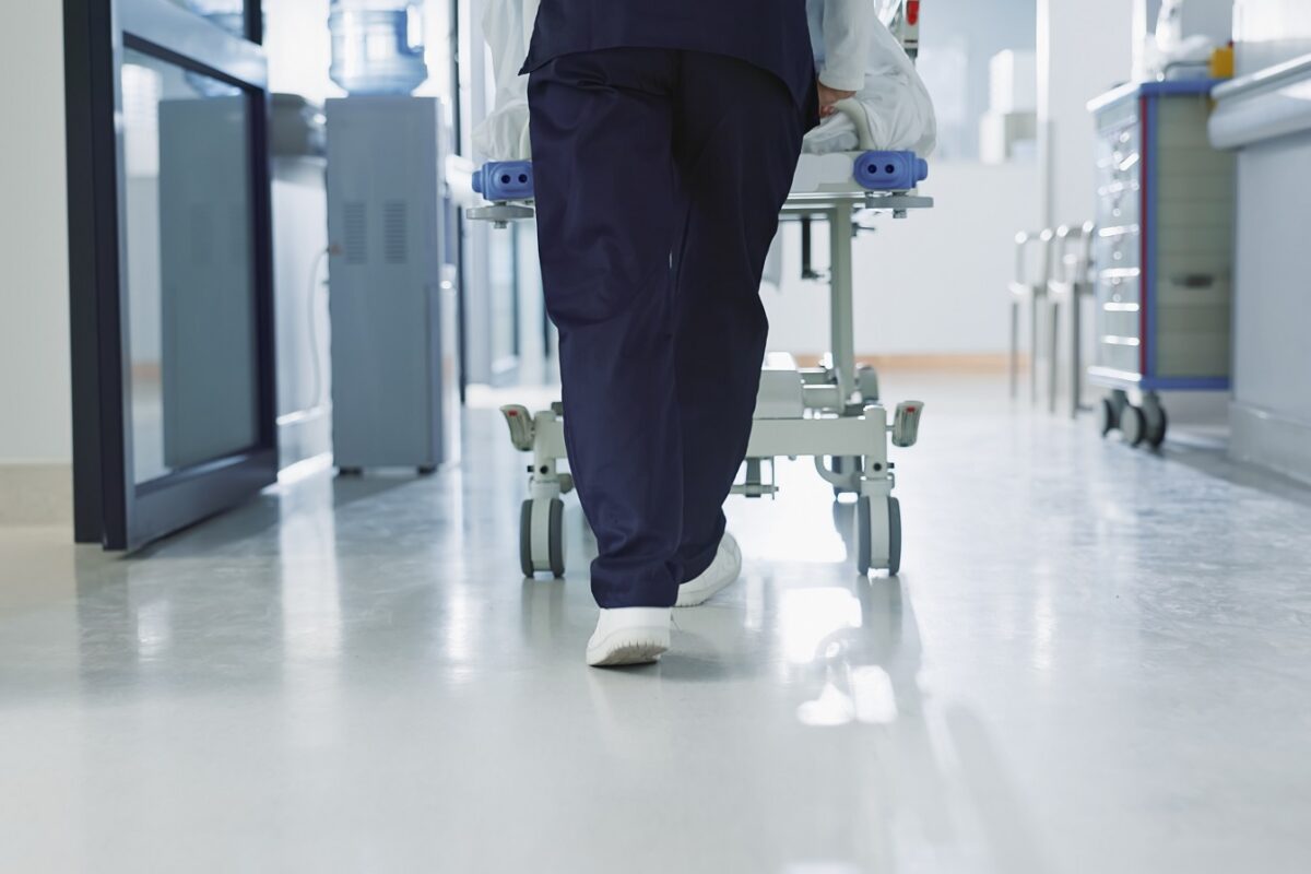 Az HBO Max világsikerű kórházas sorozata visszahozza a valódi televíziózás élményét