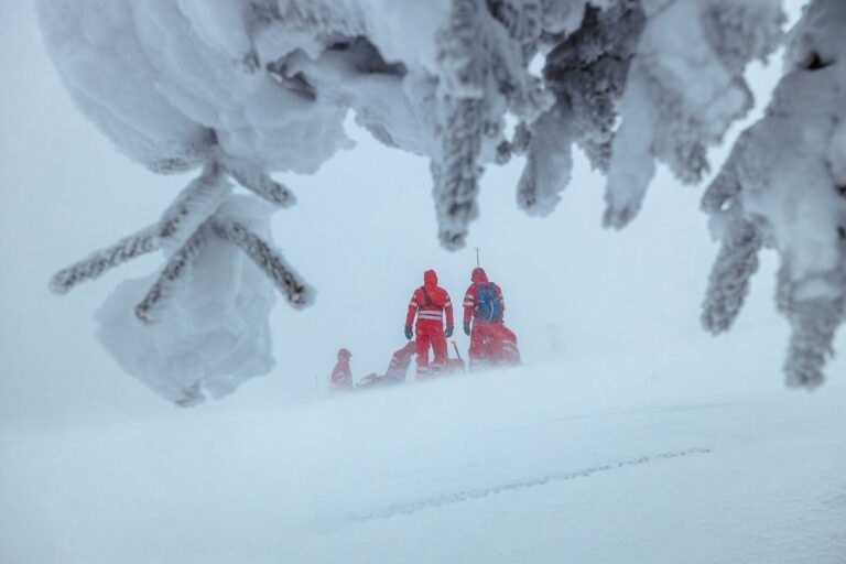 Egy 42 éves férfi tűnt el a hó alatt, már nem tudták megmenteni