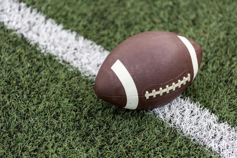 Parkoló autónak csapódott, majd felborult az ismert sportoló – gyorsan ment és áthajtott a piroson