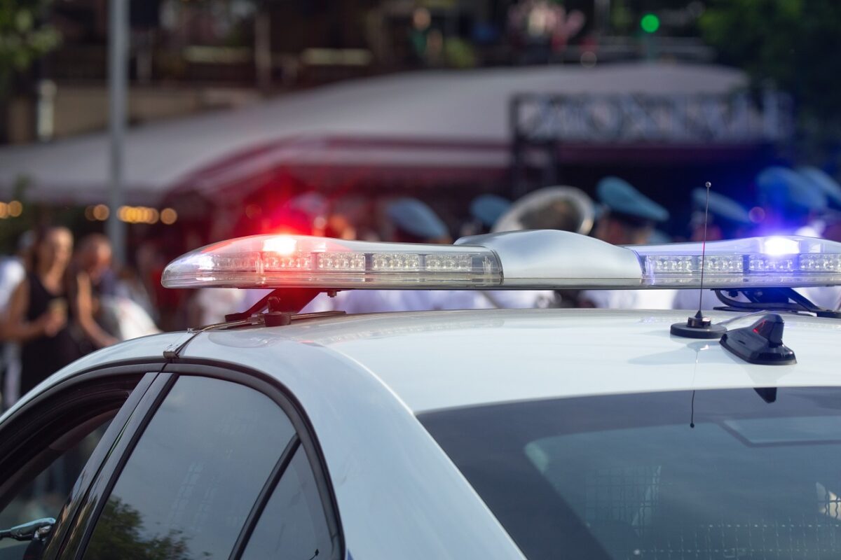 Rendőrök segítettek világra hozni egy újszülöttet egy autó hátsó ülésén