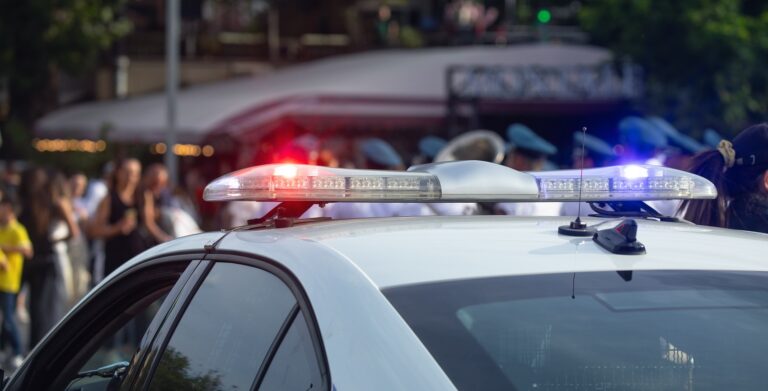 Rendőrök segítettek világra hozni egy újszülöttet egy autó hátsó ülésén