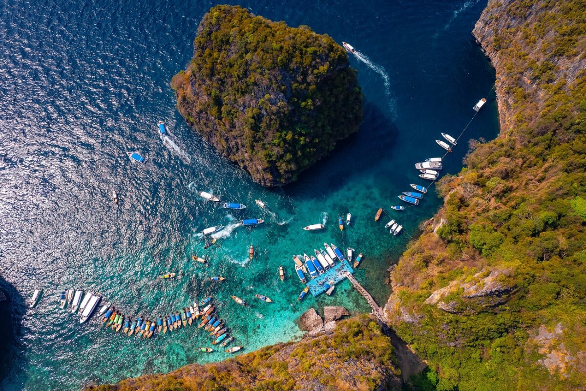 Több mint 50-en a vízbe zuhantak egy turistahajóról – egy 18 éves fiatal meghalt