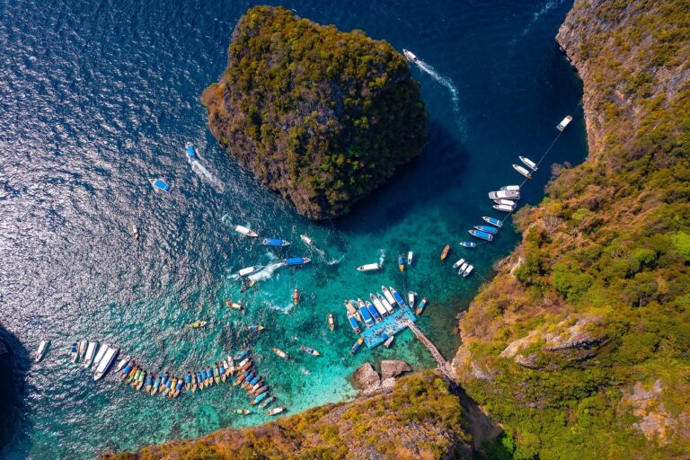 Több mint 50-en a vízbe zuhantak egy turistahajóról – egy 18 éves fiatal meghalt