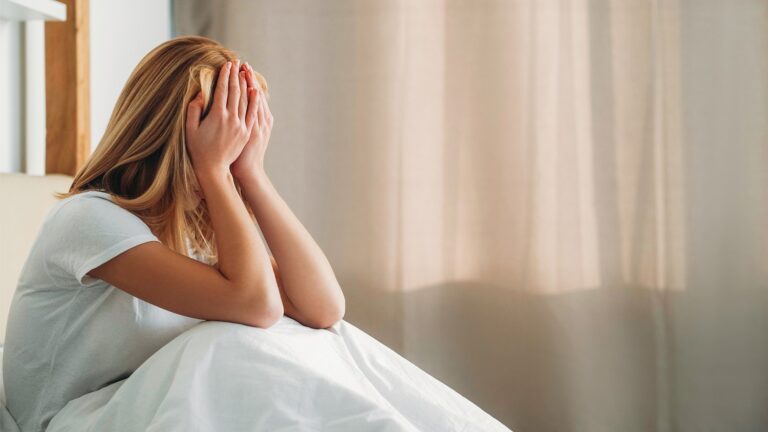 Nem tudsz elaludni? Ezt a 4 nyújtást próbáld ki lefekvés előtt