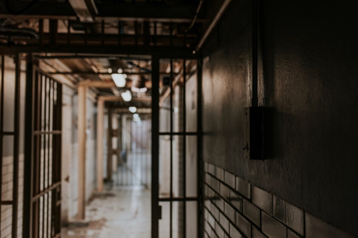 Évtizedek óta élt egy nyugdíjas férfi egy ablaktalan pincében – rendőrségi vizsgálat indult