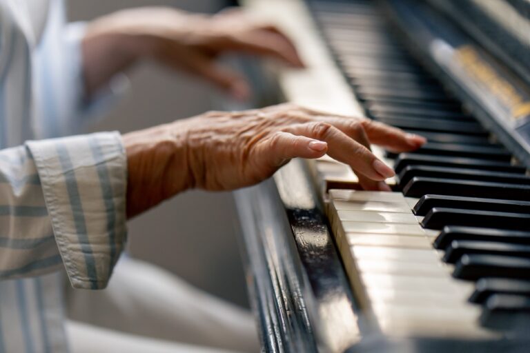 Egy 79 éves, demenciával élő nyugdíjas tanárnőt keresnek