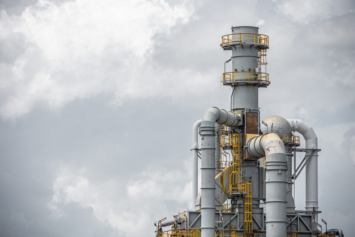 Tragédia a vegyiüzemben – ásványolaj-tartályba zuhant egy 71 éves munkás