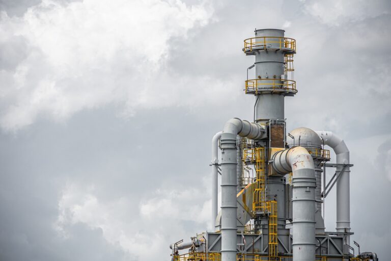 Tragédia a vegyiüzemben – ásványolaj-tartályba zuhant egy 71 éves munkás