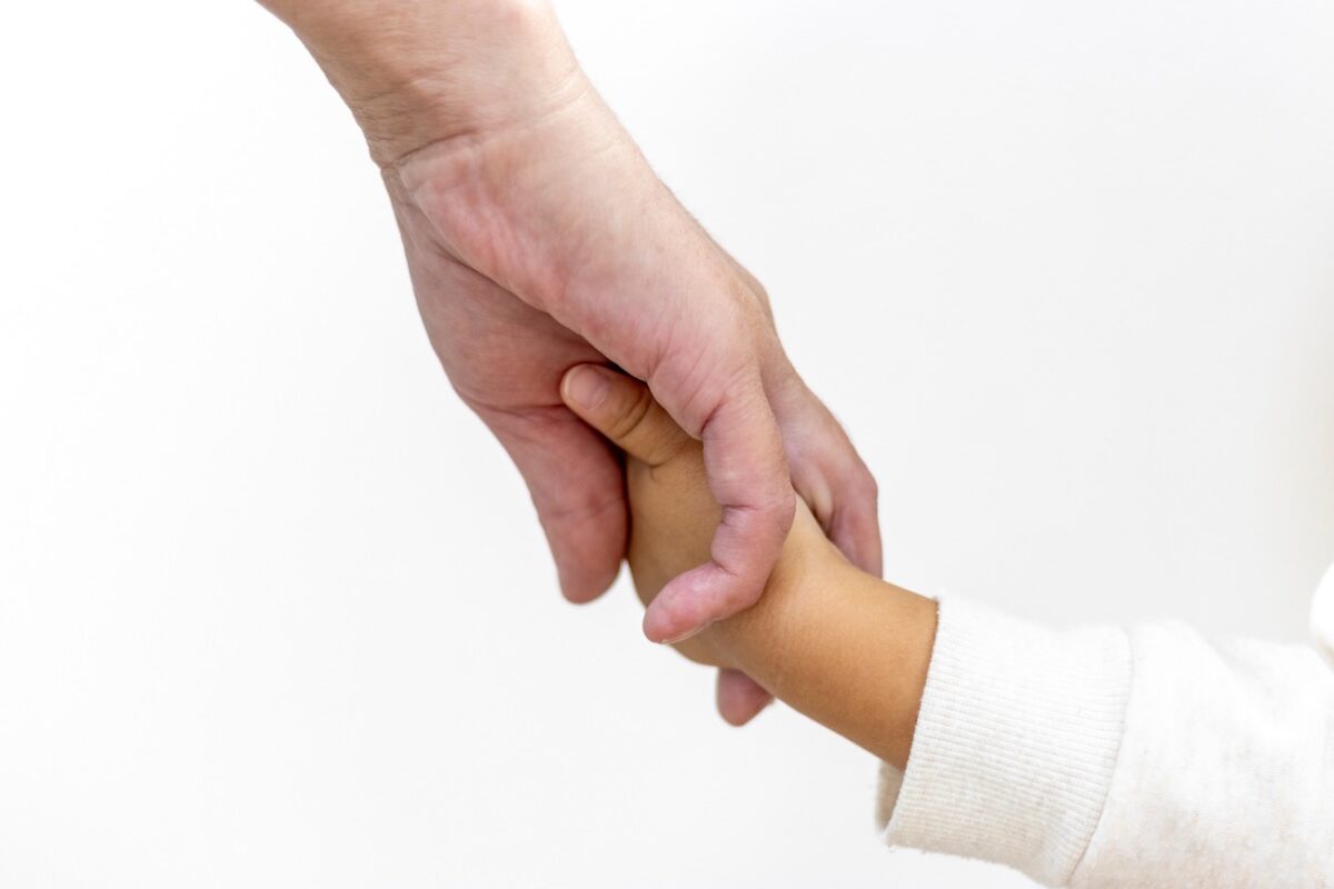 Gyermekkori demenciát diagnosztizáltak egy kislánynál a 4. születésnapja előtt