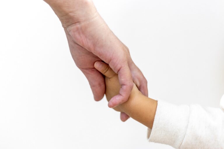 Gyermekkori demenciát diagnosztizáltak egy kislánynál a 4. születésnapja előtt