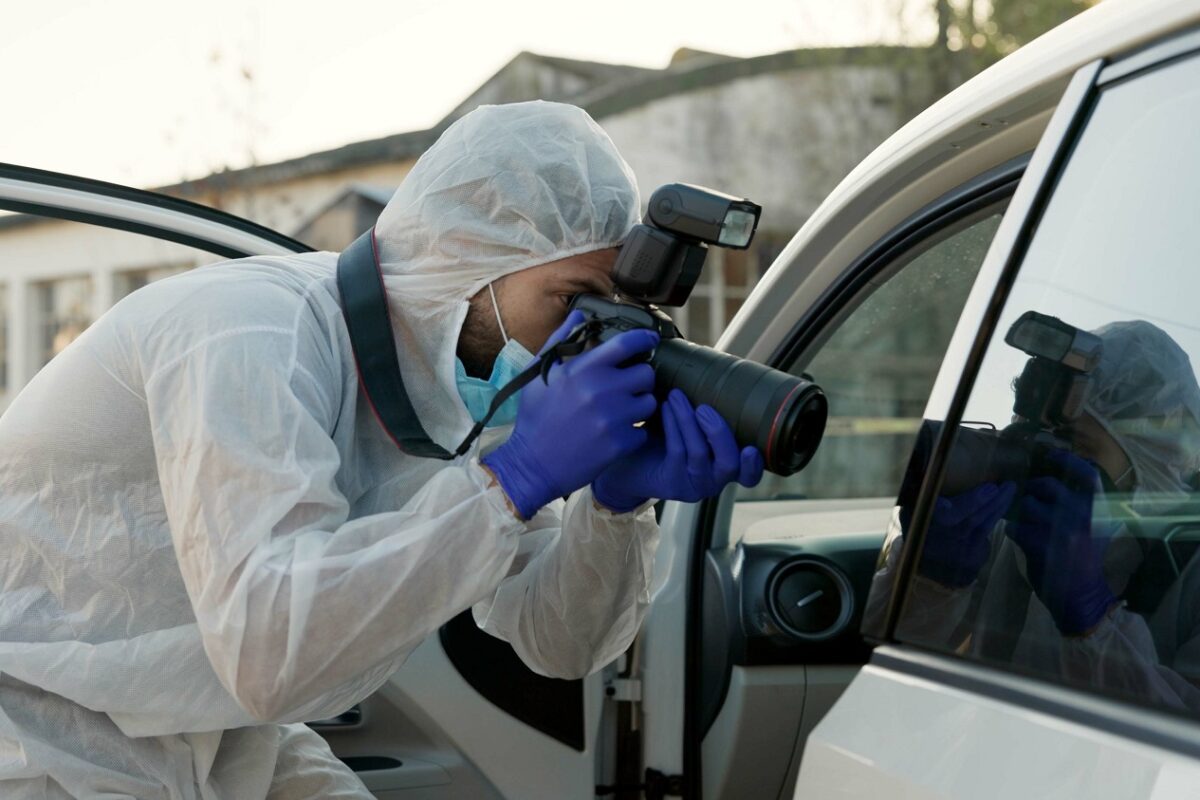 Két 20 éves egyetemistát találtak holtan egy parkoló autóban a kollégium mögött