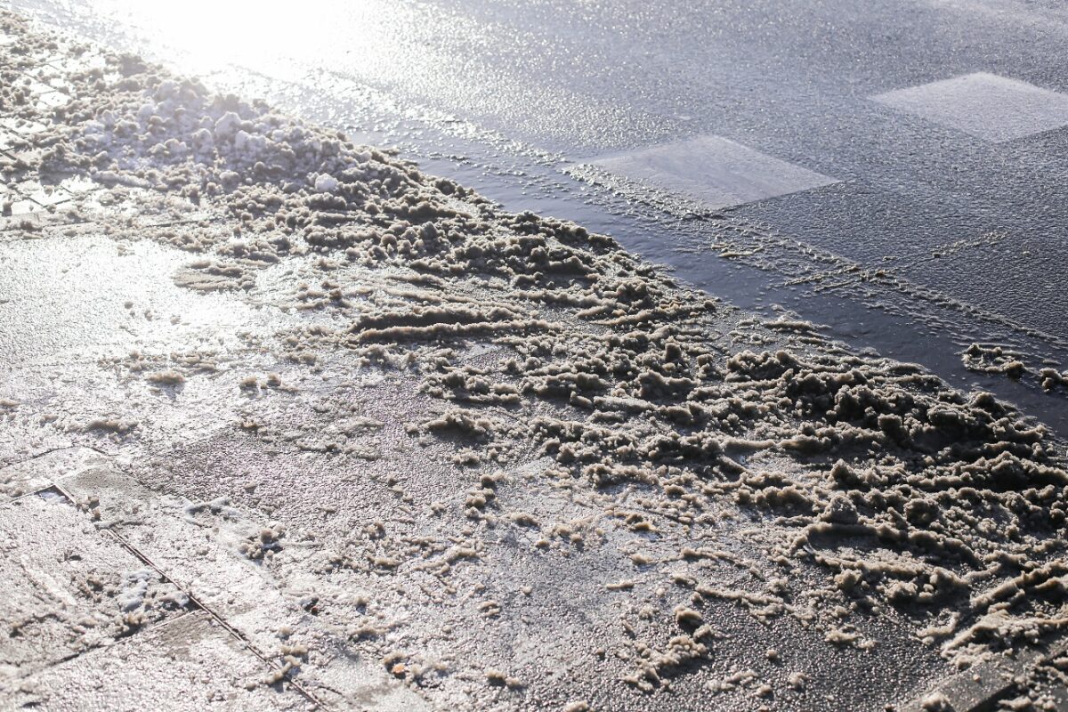 A nap hőse – vállára kapta a gyermeket, hogy szárazon jusson át az úton a hidegben