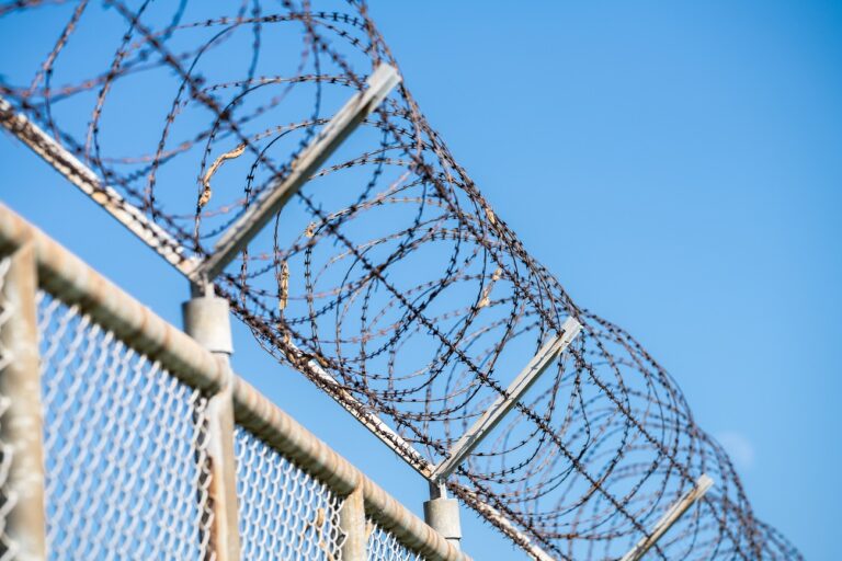 Több börtönőrt is támadás ért Szegeden a börtönben – kiadták a részleteket