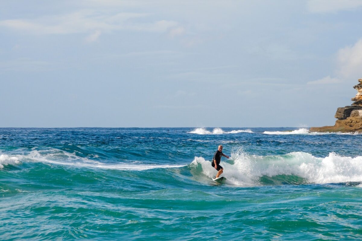Nagyon súlyos Cápatámadás történt – egy 27 éves szörfös elvesztette a lábát