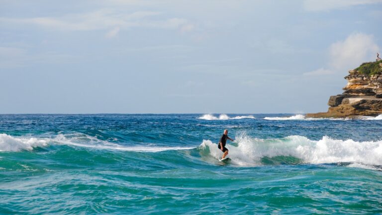 Nagyon súlyos Cápatámadás történt – egy 27 éves szörfös elvesztette a lábát