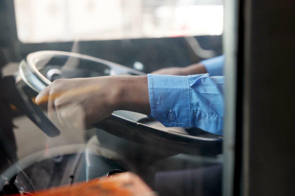 Busz gázolt halálra egy 9 hónapos kisgyermeket – őrizetbe vették a sofőrt