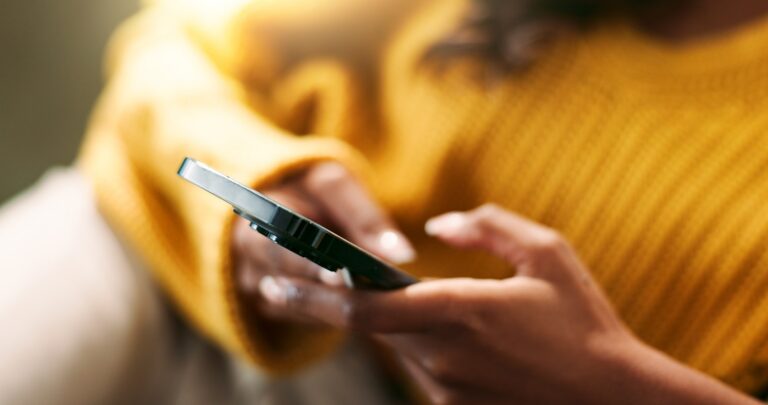 A kivételes szépségű lány, aki 16 évig nem tudott beszélni, ma már milliókhoz szól