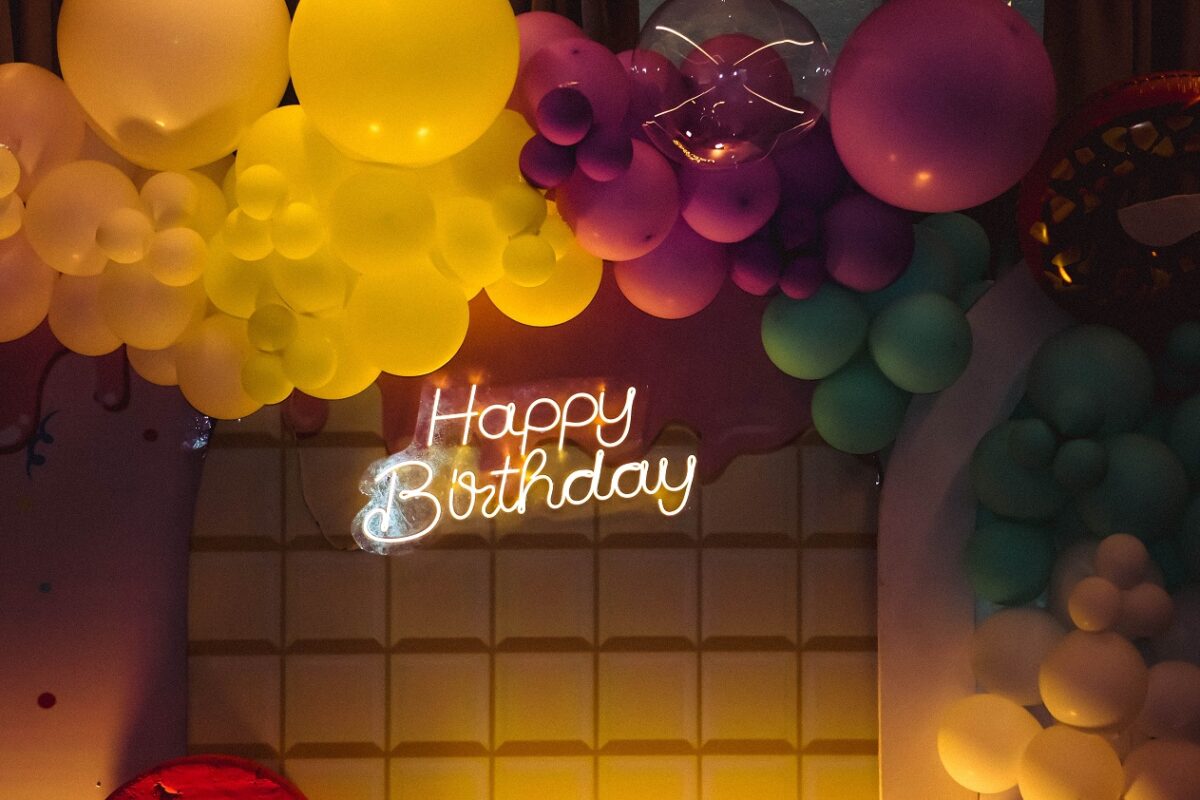 A nő kidobta a barátja haverját a saját születésnapi bulijáról