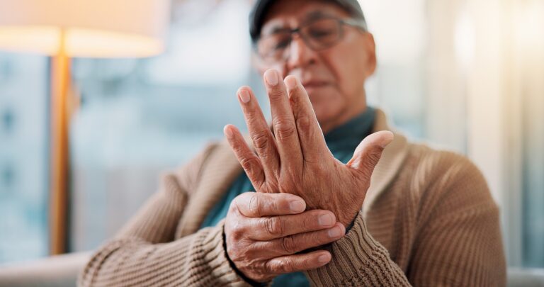 A szájban élő baktériumok is szerepet játszhatnak a Parkinson‑kór kialakulásában