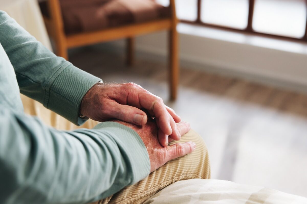 Egy demenciával élő asszony rövid időre felismerte a férjét az esküvőn, amikor az énekelt neki