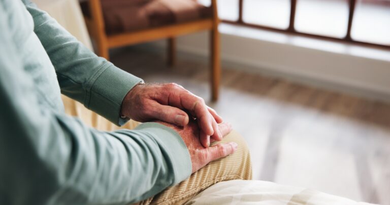 Egy demenciával élő asszony rövid időre felismerte a férjét az esküvőn, amikor az énekelt neki