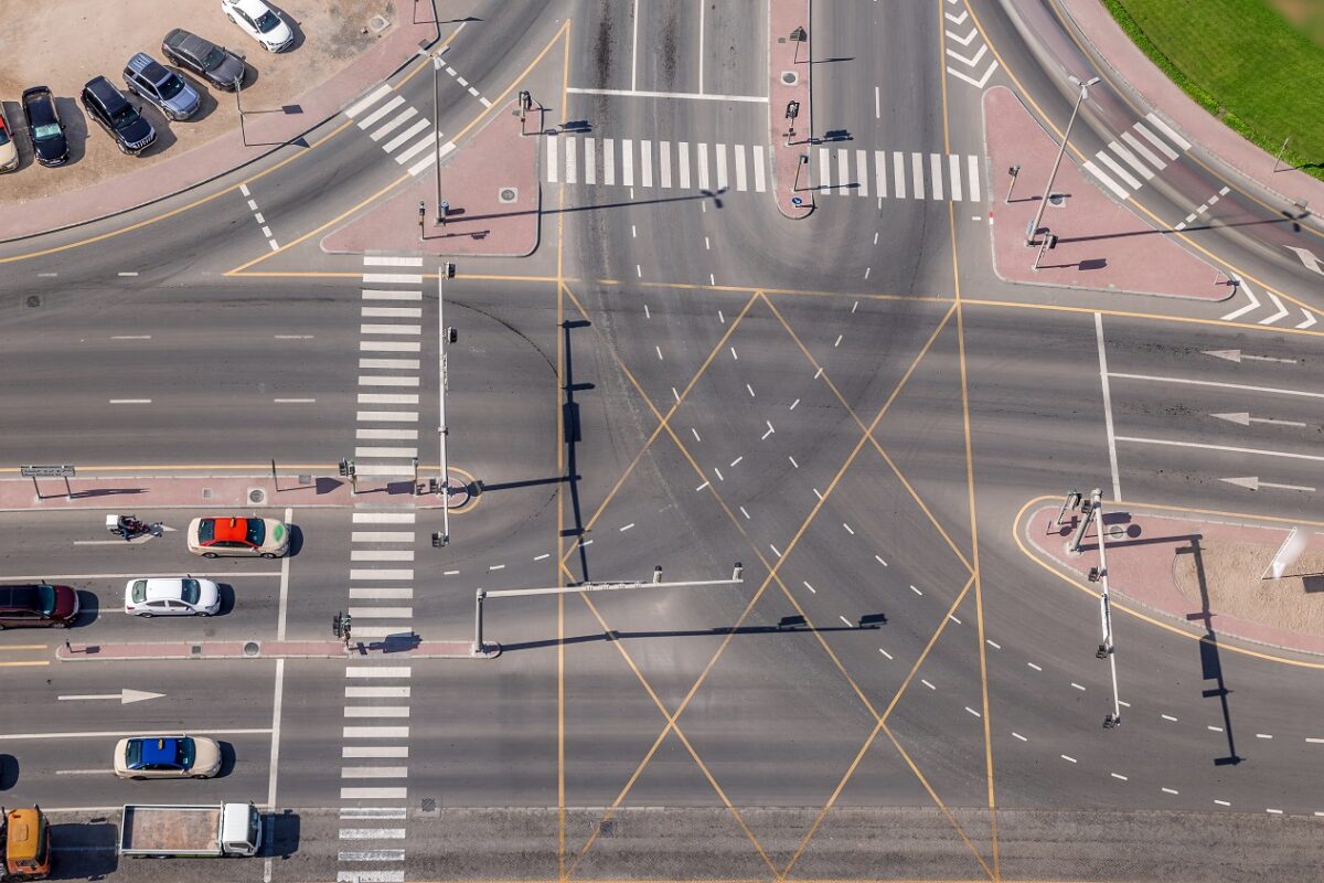 Két 2 éves kislány rohant ki az útra az autók elé – a szülők sehol nem voltak