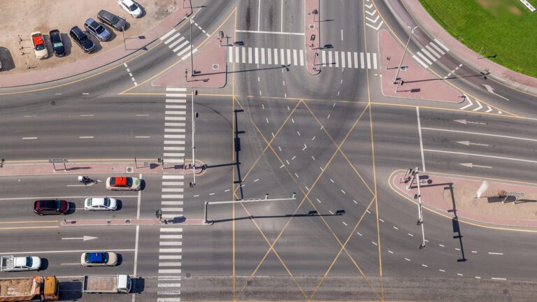 Két 2 éves kislány rohant ki az útra az autók elé – a szülők sehol nem voltak