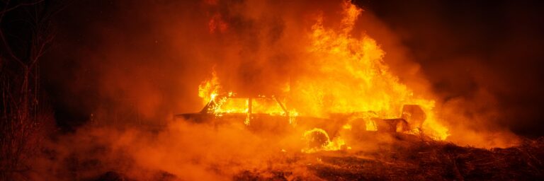 Lángokba borult autóban rekedt egy 9 hónapos baba – hisztérikus állapotba került az anya