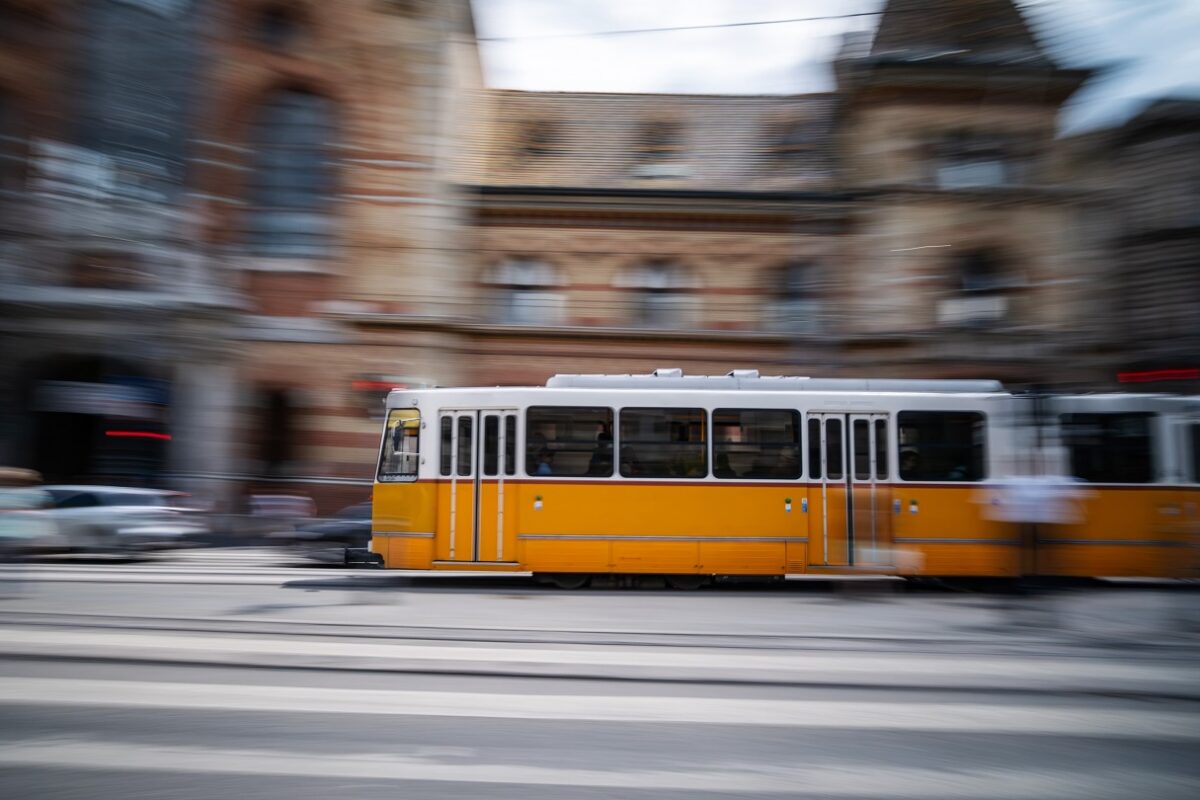 Összeesett egy 75 éves nyugdíjas a villamoson Budapesten – teljesen leállt a szíve