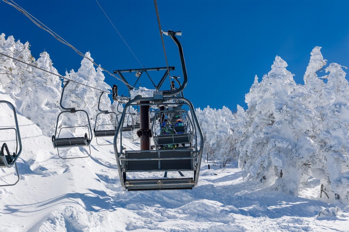 Életét vesztette egy 18 éves fiú, miután kizuhant egy sífelvonóból